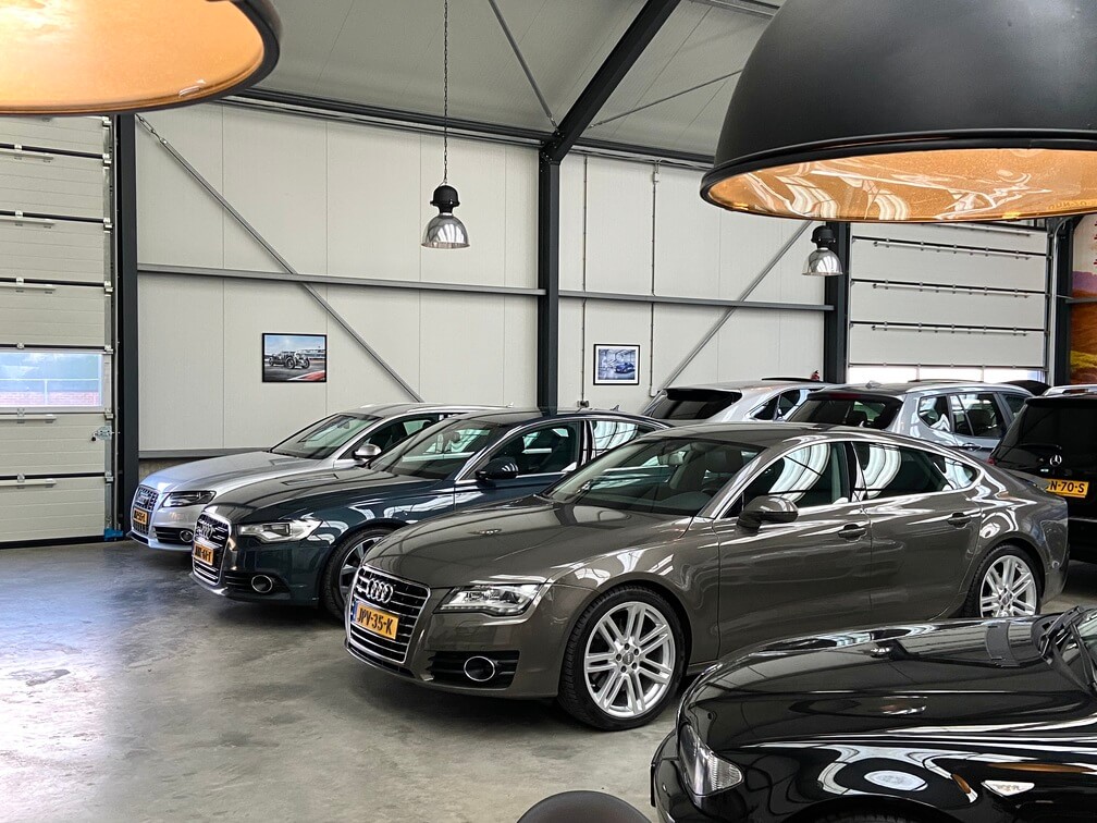 Binnen in de showroom